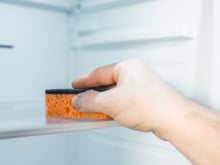 Colocar uma esponja nova na geladeira: para que serve e por que você deve testar esse truque hoje mesmo