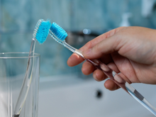 O erro comum no banheiro que pode contaminar sua escova de dentes sem você perceber