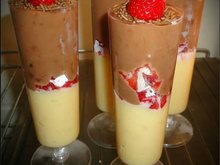 Mini taça branca e preta com morango