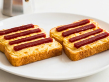 Torrada Romeu e Julieta na airfryer: pão com queijo gratinado e tiras de goiabada ideal para o lanche