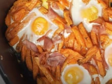 Aprendi como fazer ovos rotos na airfryer com um português e agora só quero comer assim