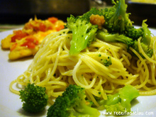 Cabelo de anjo ao alho com brócolis