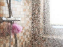 O vidro do seu box vive manchado? Especialista explica quem é o verdadeiro culpado pelas manchas esbranquiçadas e ensina como acabar com o problema