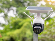 Monitorar a casa pelo celular fica mais fácil com câmera lâmpada 360