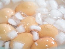 Nunca coloque um ovo cozido ainda quente em água fria