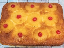 Bolo de abacaxi caramelizado muito simples