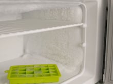 O seu congelador está acumulando camadas de gelo demais? Veja o que causa o problema e como evitá-lo