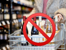 Com quantos anos você descobriu que esse é o jeito certo de levar garrafa no carrinho do supermercado?