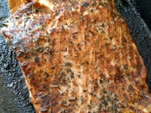 Salmão assado ao molho shoyu e especiarias