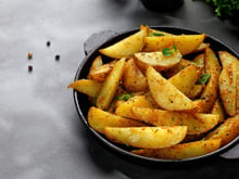 Para uma batata rústica melhor que de hamburgueria, você deve começar o cozimento em água fria, e aqui está o motivo!