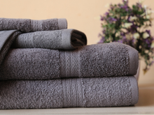 Para que servem as linhas nas extremidades das toalhas de banho? Eu nunca teria pensado nessa resposta!