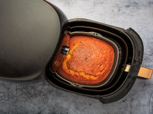 Bolo na airfryer: aprenda o truque para ficar fofinho e delicioso em minutos