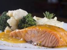 Salmão com molho de maracujá
