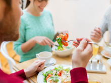 8 dicas para receber os amigos em casa gastando pouco