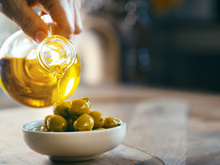 "Nunca consuma": especialistas aconselham jogar fora o azeite de oliva assim que esse detalhe mudar