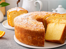 É o bolo de laranja feito no liquidificador mais rápido, fofinho e fácil que você vai experimentar