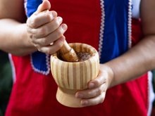 Pilão de madeira fedorento não dá! Aprenda como limpar o utensílio do jeito certo e acabe com o problema