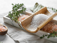 Amuleto da sorte: mantenha a energia ruim longe colocando sal nesses lugares da sua casa e atraia abundância para o lar!