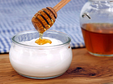 Iogurte e mel além da tradição culinária: adoçar o iogurte com mel pode aumentar seus benefícios probióticos