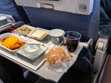 Vai viajar de avião nas férias? Esses são os alimentos que você deve evitar durante o voo ou no aeroporto