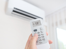 Se você liga o ar-condicionado quando o sol está forte, faça isto com as cortinas da janela: esse truque ajuda a manter o ambiente fresco por mais tempo, controla o calor dentro de casa e reduz o desperdício de energia