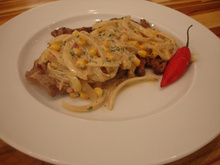 Bife acebolado com molho à México
