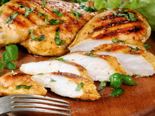 Sempre que faço peito de frango fica suculento depois que um chef me ensinou essas dicas para não deixar a carne ressecada