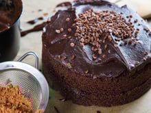 Bolo de chocolate: como rechear, como fazer calda e mais