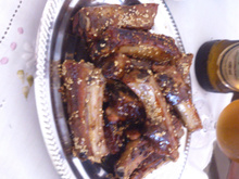 Costelinha de porco com mel e gergelim