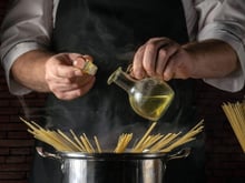 É um hábito que todo mundo tem, mas chefs profissionais são totalmente contra: por que você nunca deve colocar óleo na água do macarrão?