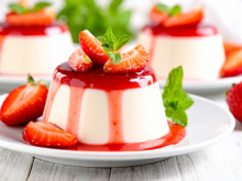 Sobremesa de Natal de preguiçoso: panna cotta com calda de morango é uma receita fácil, com poucos ingredientes e muito saborosa