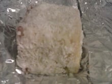 Bolo gelado de coco embrulhado