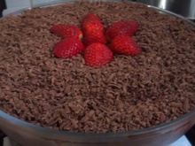 Torta de bolacha de chocolate com morangos