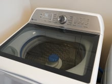 É melhor deixar a tampa da máquina de lavar aberta ou fechada após a lavagem? O hábito correto pode evitar um problema muito comum