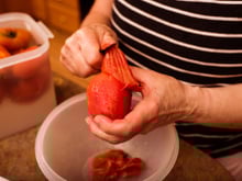 Dicas para descascar alimentos com facilidade: ovos, tomate, alho e cebola