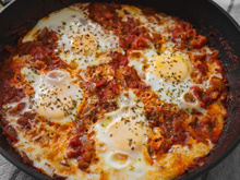 Receita para um jantar proteico, rápido e barato com apenas 4 ingredientes: confira o passo a passo da shakshuka