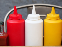 Nova regra sanitária proíbe bisnagas de ketchup, maionese e mostarda em estabelecimentos de SP: veja o que muda em restaurantes e lanchonetes
