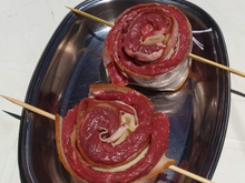 Bife à rolê de churrasqueira