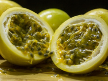 Veja como separar a polpa do maracujá das sementes de 3 maneiras diferentes e práticas