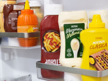 Mel, ketchup e shoyu devem ir para geladeira depois de abertos? Descubra onde guardar cada coisa!