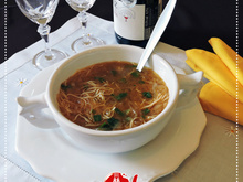 Sopa de cebola e macarrão