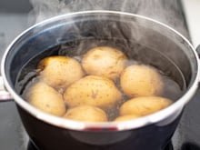 Os cozinheiros concordam: "Para deixar as batatas cozidas mais saborosas, adicione duas folhas de louro e um dente de alho à água."