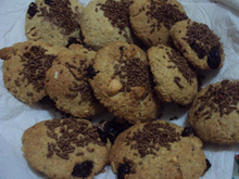 Cookie de aveia com passas, granulado e castanhas