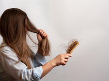 Poucos sabem, mas esses 5 alimentos podem acelerar a calvície, segundo dermatologista!