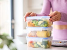 O que acontece se você congelar comida ainda quente? Entenda sobre sabor, nutrientes e segurança alimentar