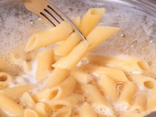 Para que serve colocar vinagre na água de cozimento do macarrão? TudoGostoso explica por que recomendam e como usar a dica