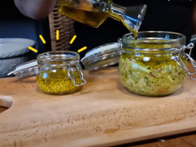 Tempero caseiro completo dura 2 meses na geladeira e serve pra tudo: frango, carnes, peixes, sopas, arroz e até feijão. Aprenda a receita da sua vida!