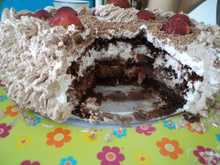 Bolo de chocolate com morango trufado - fácil e econômico