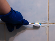 Nem vinagre, nem amônia: aqui está o truque de especialista para remover sem esforço o mofo preto das juntas entre azulejos