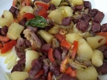 Carne seca acebolada